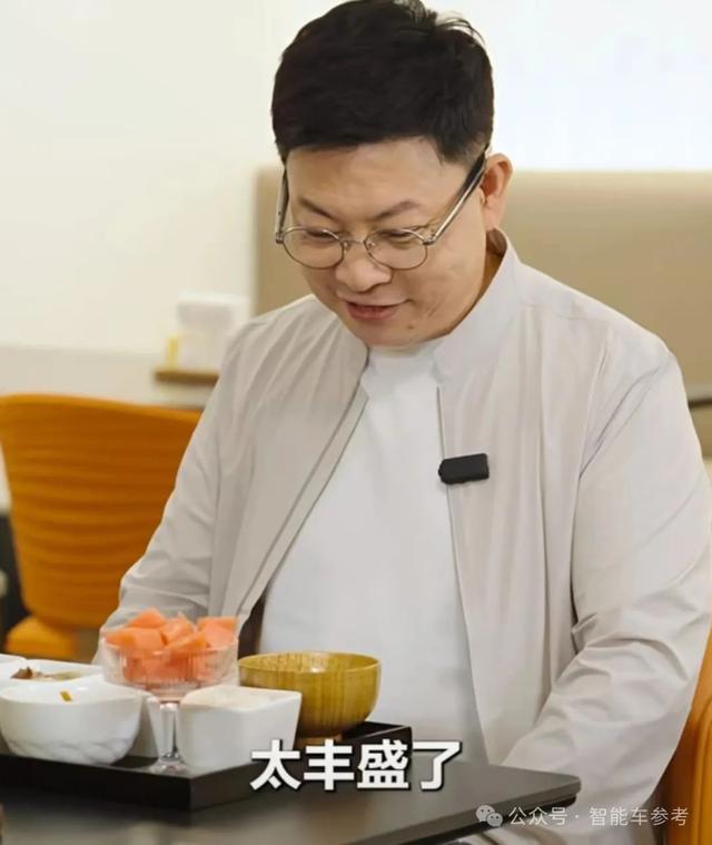 马斯克首家快餐店开业！擎天柱当服务员，生意火爆营收超麦当劳