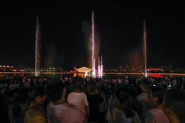 璀璨光影绘夜幕 柘城容湖喷泉奏响夜游新乐章