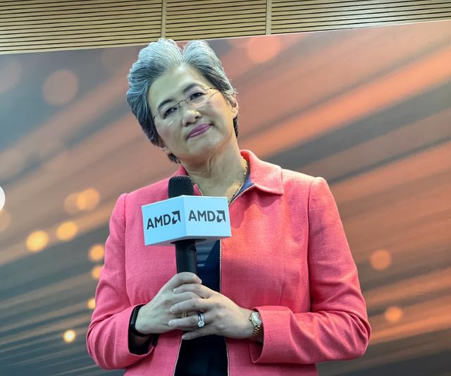 年薪4亿！美国芯片女王居然是中国人，在中国最艰难时她站了出来