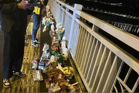 近日，重庆一位21岁的男孩跳江了，因为他喜欢玩游戏，喜欢吃肯图片