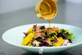 三文鱼蔬菜沙拉，酱汁是关键，这样做味道清爽，低脂低卡又美味！图片