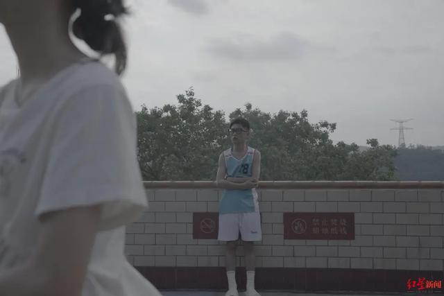 父亲家暴纵火烧死母亲,儿子坚持要求判父死刑,本人回应质疑:我也是受害人,复仇内核是对母亲的爱