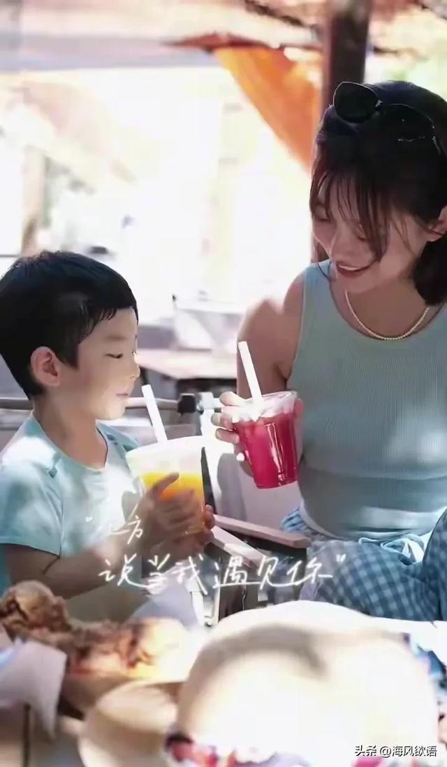 李七月周末带娃逛北京宝地,娃玩到不想走,喝奶茶的样子暖到心化