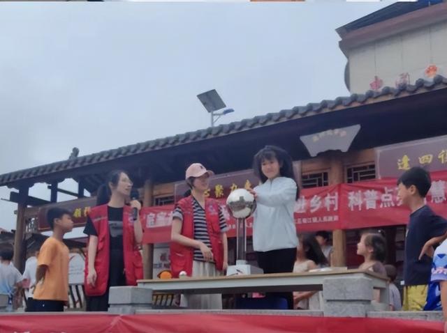 科技燃爆社区！锦江镇东风居民沉浸式解锁“科学狂欢”