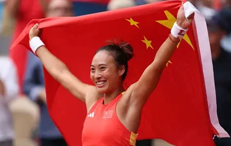 李娜没想到，郑钦文受邀观礼阅兵不到30天，竟再令所有人刮目相看