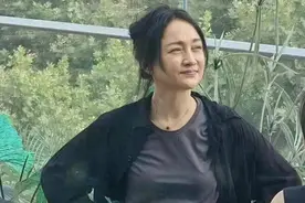 肤色蜡黄像农村大妈，快50岁的周迅，竟然老成这样了？图片