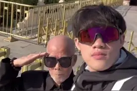 00后小伙带92岁老兵爷爷游北京圆梦：珍惜当下，以后每年都会带爷爷旅游图片