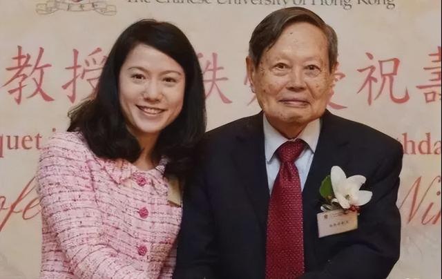 杨振宁追悼会确定，离世前状态曝光	，摔跤酿大祸，翁帆或早有察觉