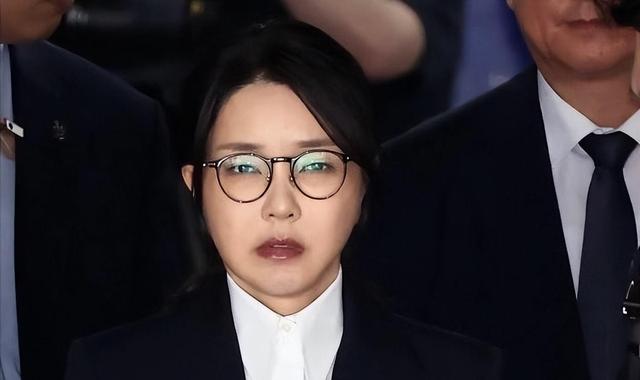 被关牢房后，金建希吃不下饭，她的亲信也被捕，朴槿惠李明博缺席