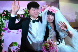 妻子去世，丈夫默默给手机充1000话费，充满电后放到了妻子的坟里图片