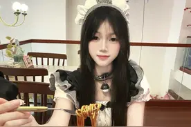 二次元萝莉的魅力变身：女仆装与制服写真之旅图片