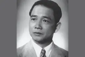 2005年，汪精卫儿子回乡祭祖，看见父母跪姿雕像后含泪说了9个字图片