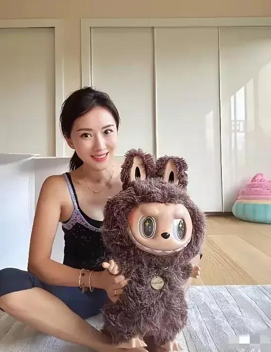 李念家Labubu大到离谱！粉丝酸了：这才是真·贵妇的玩具！