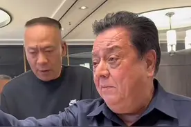 李金斗现身陈涌泉追悼会！冯巩姜昆送花圈，事后大杯喝白酒惹称赞图片