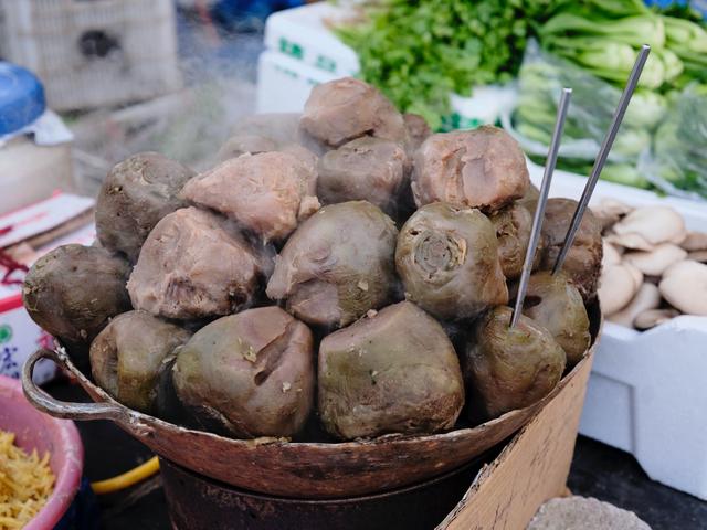 锦州石桥子早市，汇聚了1000多家摊位，被誉为“亚洲第一大早市”