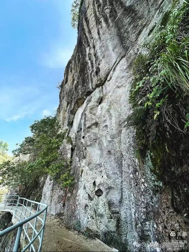 藏于浙江5A景区内有一处“十里铁甲龙”,洞穴众多形态奇特