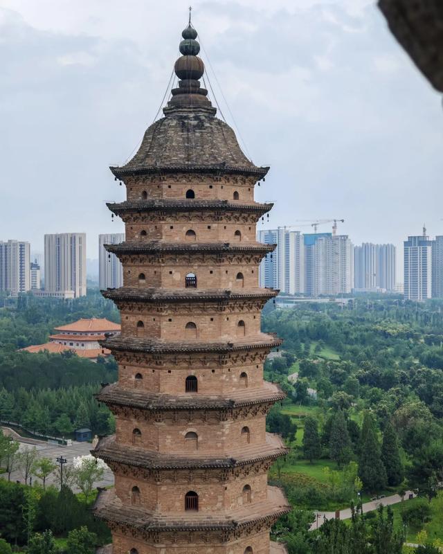 老太原了，第一次登上这个城市象征的“双塔”