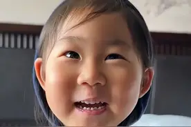 我有一个帽衫？这位萌娃开口的第一句话就把所有人给控住了图片