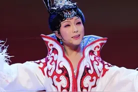 梅派一生黑！贵妃醉酒改成四不像，网友：梅兰芳棺材板快压不住了图片