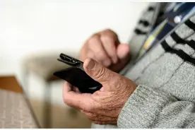 两眼一睁看到熄灯！这届爸妈沉迷手机比年轻人更猛！背后原因谁懂？图片