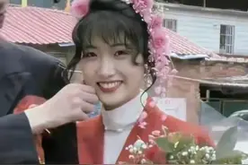 89年姐姐出嫁我去送亲，她家小叔子悄塞我纱巾，后来我才知他心意图片