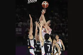 踏平日韩，2米28张子宇火了！韩国中锋呆住，1打5名场面引爆外媒图片