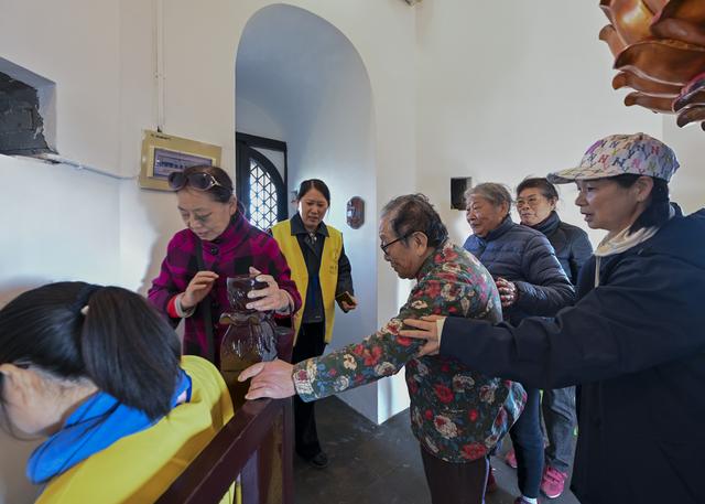 秋爽登文峰 塔下聚宾朋