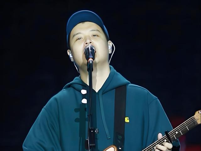李纯马頔官宣结婚！三年低调恋情曝光，网友翻开旧照全愣住