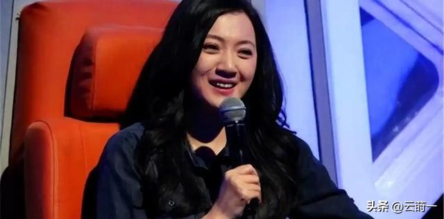 她是冯巩御用老婆，连登五年春晚后精神失常，如今50岁的她怎样了