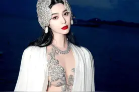 范冰冰新年红衣自拍，手腕金盘缠手链引疯抢，网友：才三万多，买图片