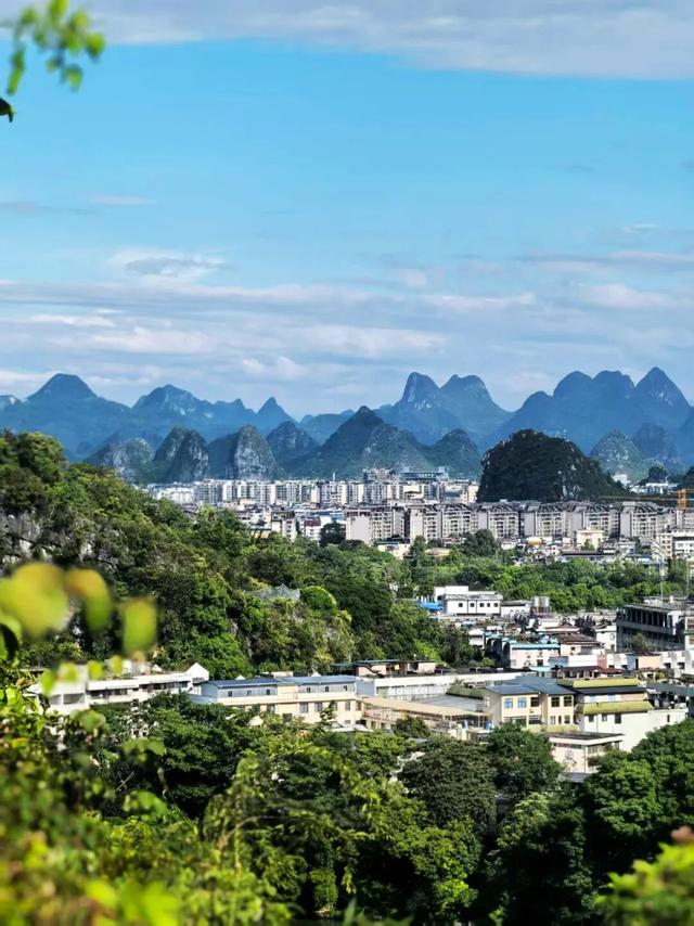 桂林：登峰尽赏满城秋！