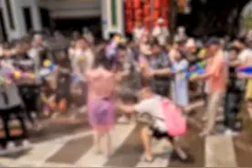 借泼水的名义耍流氓，云南泼水节一男子做法惹众怒，结局真解气！图片