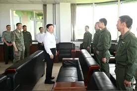 张恩惠走访慰问空军航空大学某部基层官兵和优抚对象代表：促进军民融合深度发展 不断凝聚振兴突破合力图片