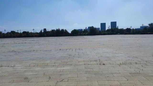 乌兰察布霸王河大桥两岸，河水缓缓流淌，两岸绿树成荫，空气清新