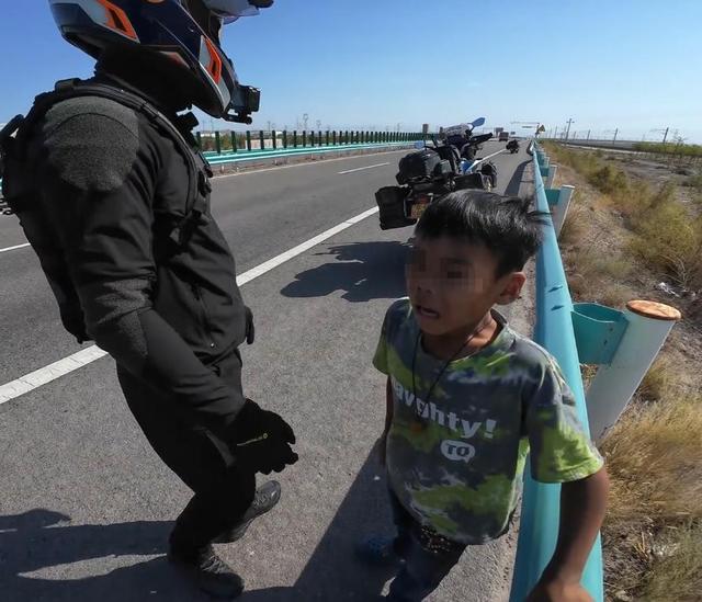 亲爹把儿子扔新疆国道上，妈妈烈日徒步1.5公里寻找，后续很寒心