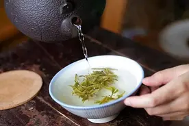 58岁大哥每天都要喝一壶茶，8年后脑梗去世？医生：只因这2个习惯图片