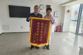 公交车驾驶员拾金不昧，传递正能量图片