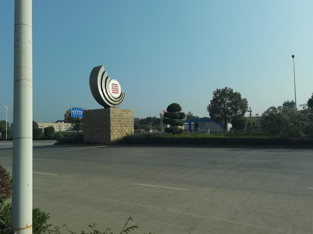 鲜花插在工业区，七坡花卉园周边环境堪忧