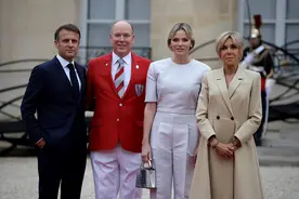 46岁摩纳哥王妃惊艳巴黎，穿白色套装很漂亮，抢了布丽吉特的风头图片