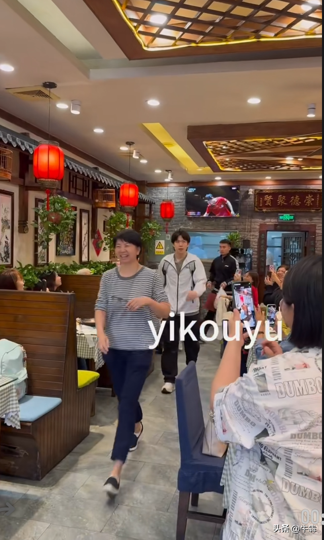 王楚钦去玉桥餐厅一不小心和孙颖莎“同框”了，打包又引球迷猜测