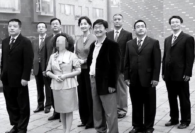 又揪出来一个巨贪，金额高达9.7亿，首富夫人郝斌跨境逃亡失败了