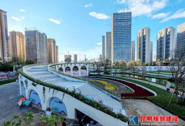 昆明新晋 “城市公共客厅”！有粉色梦幻沙池、花海、草坪，下楼就能嗨玩一整天