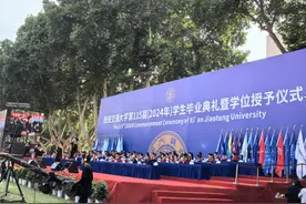 西安一外籍教授毕业典礼发言，这陕西话有点传神！“来中国就学的是陕西话”图片