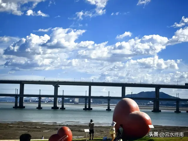 我看到以国家的名义纪念一个人！在一个从小学中学上到大学的村子