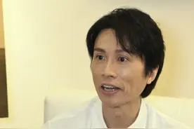 64岁黄子华首谈不结婚不生小孩，揭人生最大遗憾是辜负了黄霑图片