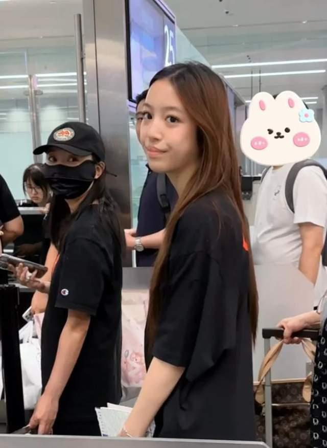 落毛凤凰不如鸡！49岁赵薇再曝近况，全身包裹严实 不敢露脸怕见人