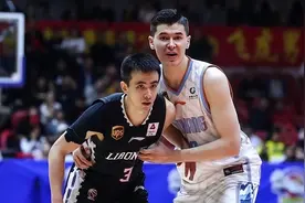 兄弟情!阿不都赛前主动和赵继伟拥抱致意,纪委看他戴护膝关切伤情图片