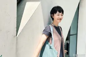 白百何晒工作照，轻松悠闲独特美丽，忘了绯闻希望她早日重登银屏图片