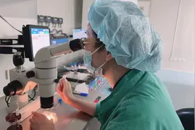 15岁女孩不明原因发热确诊白血病，冷冻11枚成熟卵子后进行骨髓移植图片