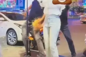 直播摸臀！福建无手女子街头直播惨遭猥亵，网友建议阉割图片